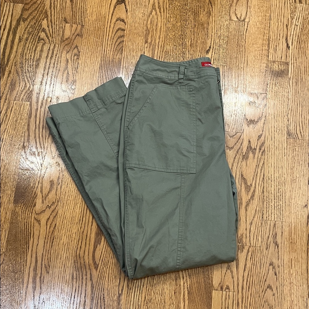 Gloria Vanderbilt Women’s size 14 olive green Cargo Pants 98% cotton 2% spandex